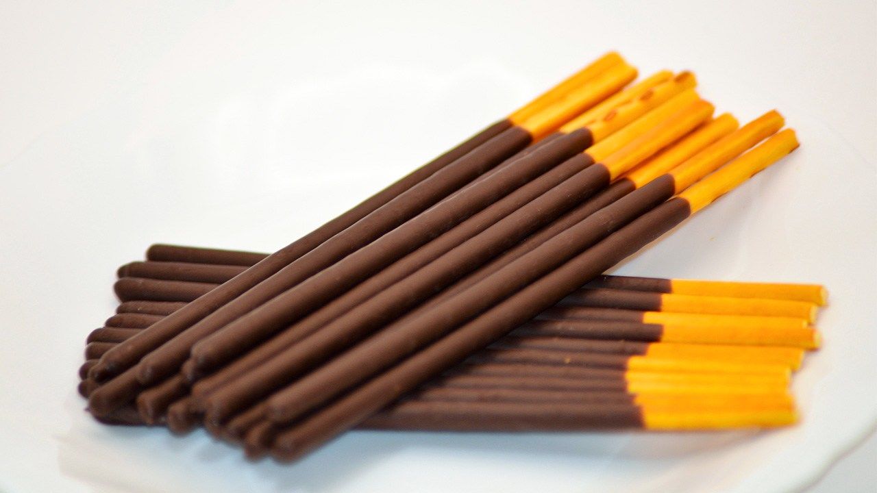 CurtisSChin's tweet card. Pocky is one of Japan’s best known snacks, named for the pokkin sound that the chocolate-covered sticks make when snapped.