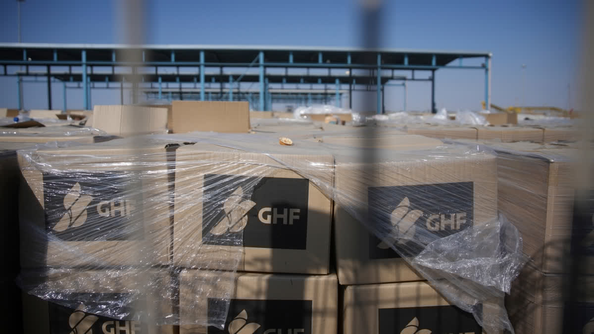 ETVBharatHindi's tweet card. गाजा ह्यूमैनिटेरियन फाउंडेशन ने 6 हफ़्ते पहले गाजा में U.S. की मध्यस्थता से सीजफायर लागू होने के बाद डिस्ट्रीब्यूशन साइट्स पहले ही बंद की थीं.