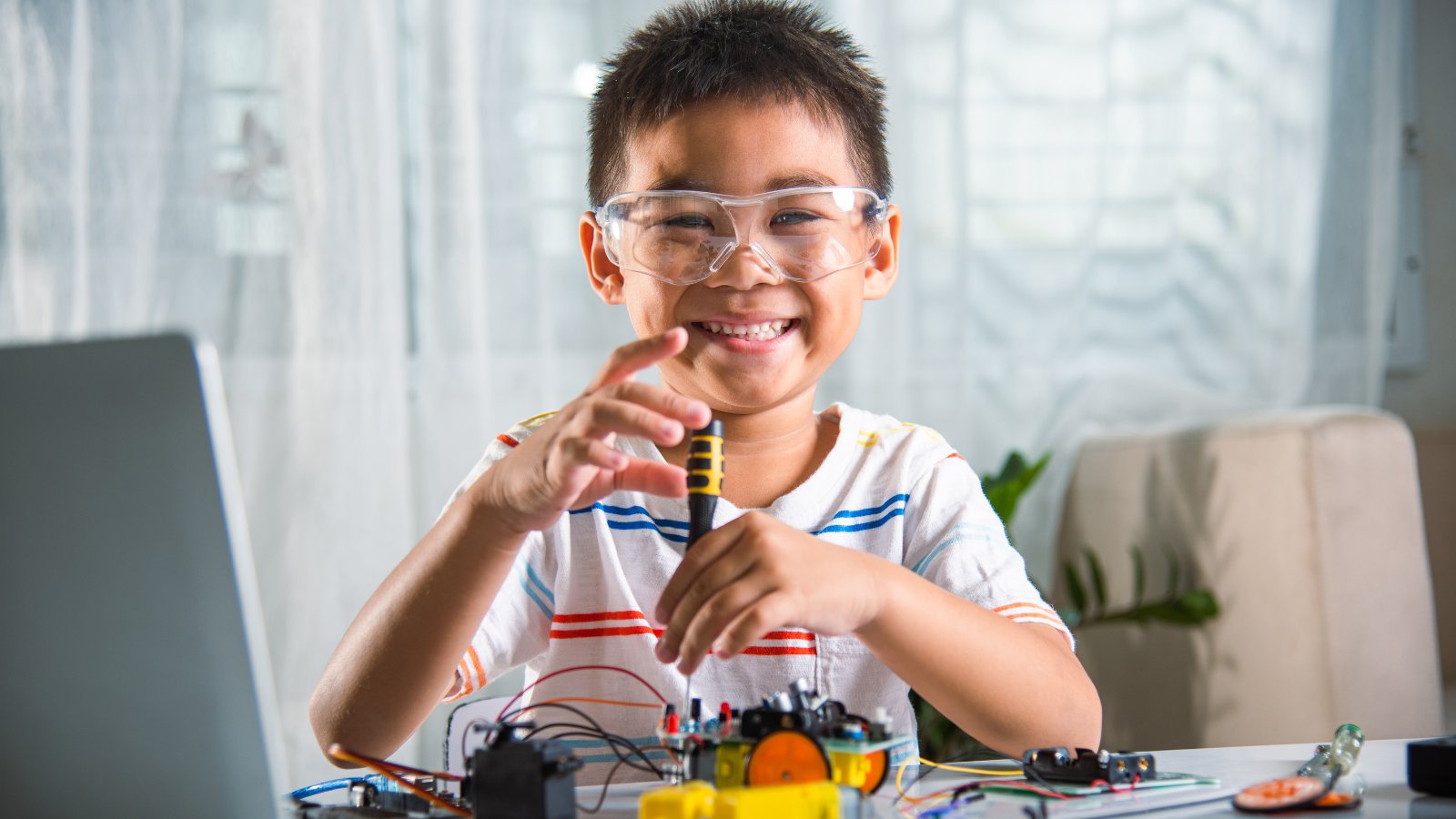 DefinedLearning's tweet card. We already know implementing a High-Quality Project-Based Learning (HQPBL) environment in your school fosters creativity, curiosity, and collaboration. It values students’ unique geniuses so they can...