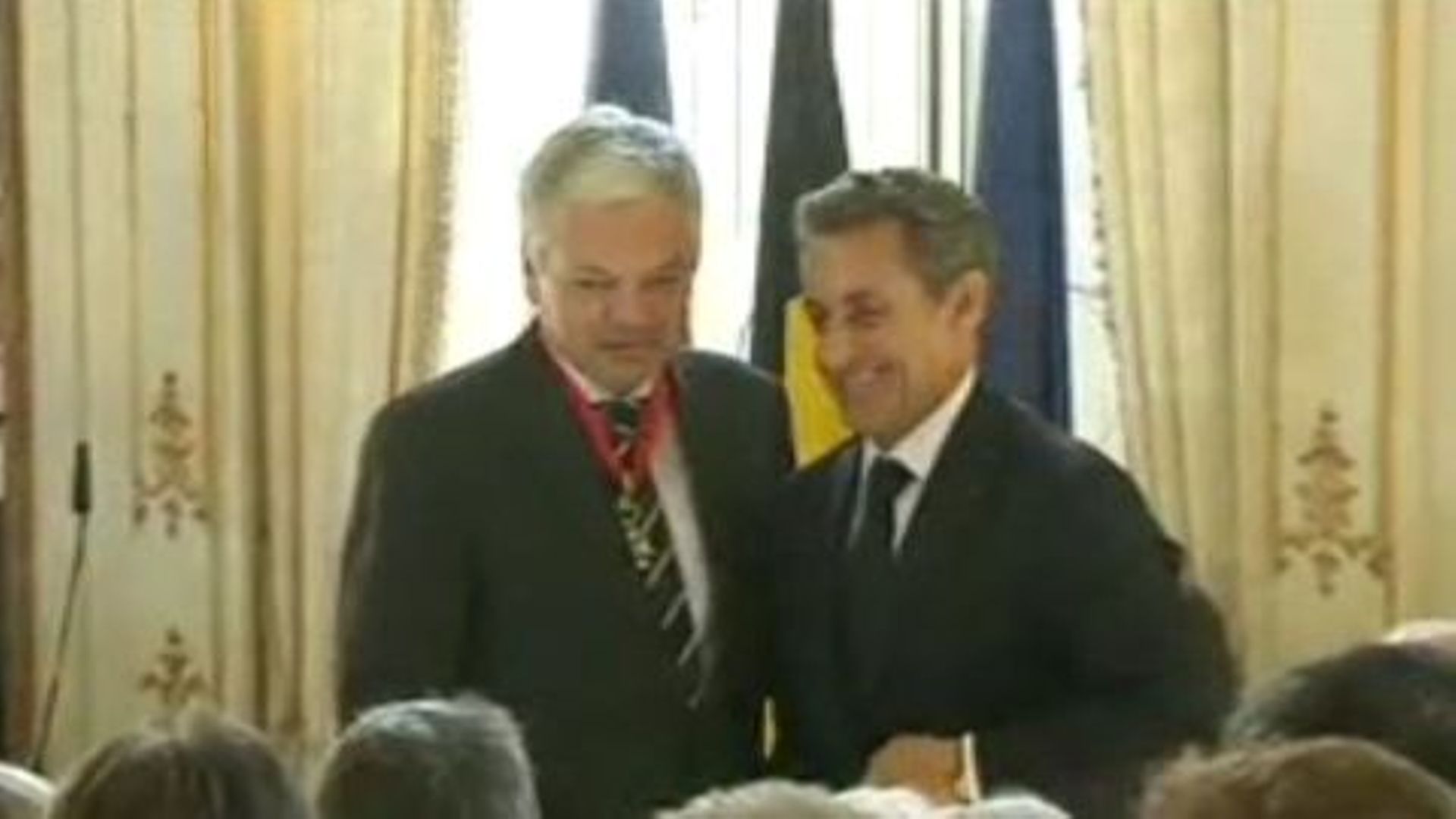 f_asselineau's tweet card. Didier Reynders a été fait commandeur de l'ordre de la Légion d'honneur ce mercredi. Les insignes lui ont été remis par l’ancien président français Nicolas Sarkozy. La cérémonie, clinquante, a été...