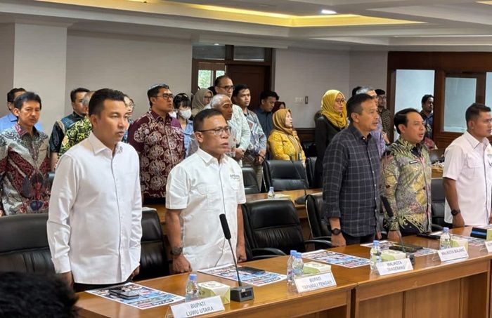 Mistar_id's tweet card. Bupati Tapanuli Tengah, Masinton Pasaribu, mendorong partisipasi aktif pemerintah kabupaten dalam Program NUDP untuk mewujudkan pembangunan perkotaan!