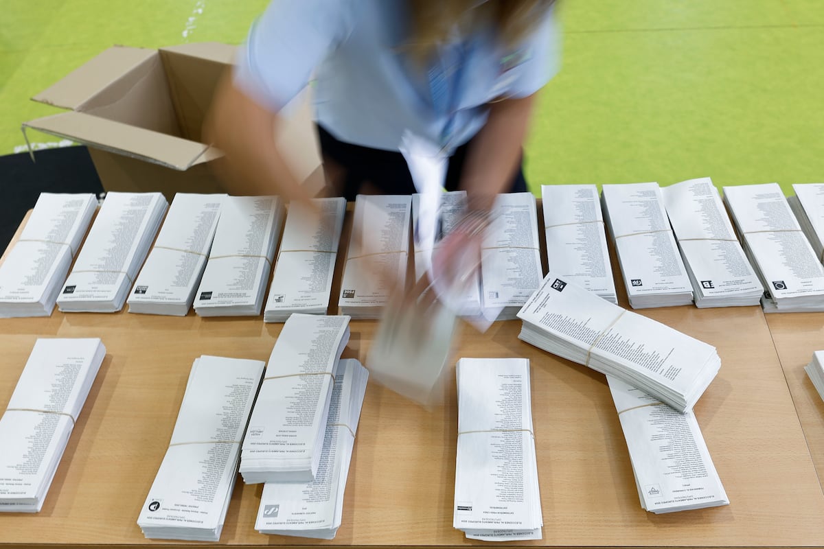 el_pais's tweet card. La Junta Electoral Central concluye que la identificación del sexo de los candidatos “debe coincidir con la expresada en el DNI”