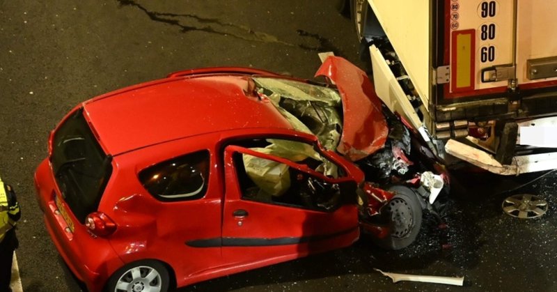 Auto botst op vrachtwagen op A4, bestuurder gewond