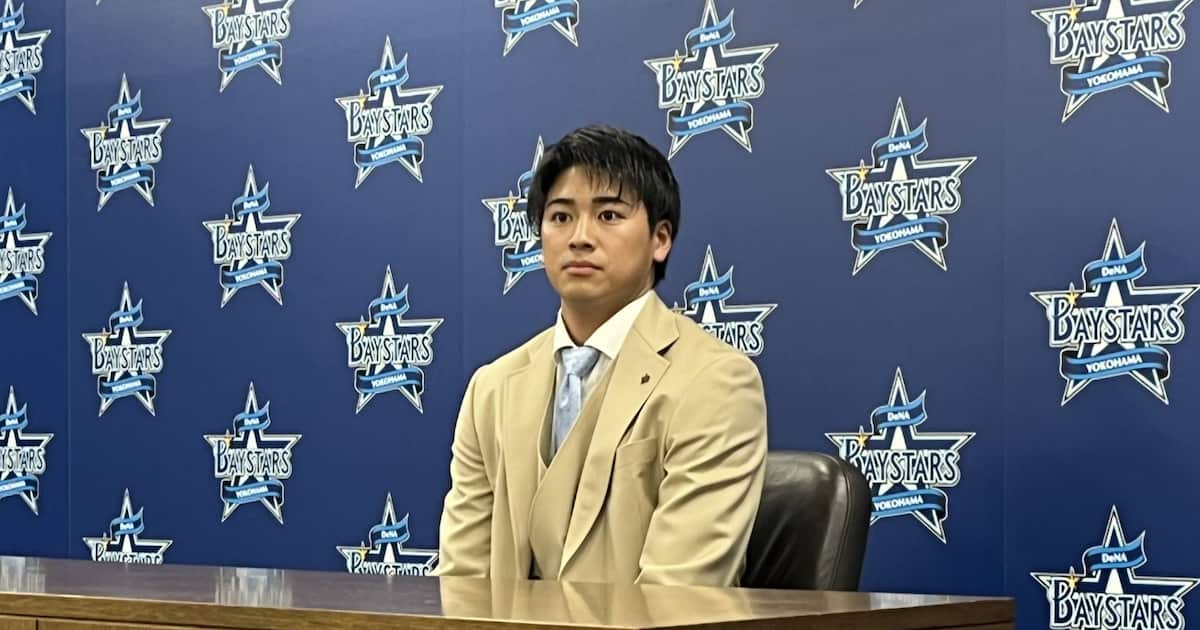 sanspo_baystars's tweet card. DeNA・森敬斗内野手（23）が25日、横浜市の球団事務所で契約交渉に臨み、200万円減の年俸2100万円で更改した。遊撃のレギュラー定着が期待された今季は2…