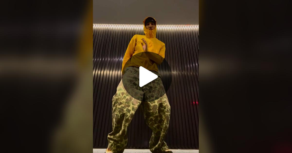 weareoneEXO's tweet card. 1877 likes, 182 comments. “shake that”