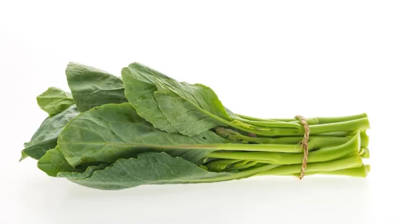 AsianetNewsSN's tweet card. How to store spinach: ಪಾಲಕ್ ರುಚಿಯಾಗಿರುವುದು ಮಾತ್ರವಲ್ಲದೆ, ಪೋಷಕಾಂಶಗಳಿಂದಲೂ ಸಮೃದ್ಧವಾಗಿದೆ. ಆದರೆ ಇವುಗಳ ಶೆಲ್ಫ್ ಲೈಫ್ ಕಡಿಮೆ. ಆದ್ದರಿಂದ ಪಾಲಕ್ ಅನ್ನು ದೀರ್ಘಕಾಲದವರೆಗೆ ಹೇಗೆ ಸಂಗ್ರಹಿಸುವುದು ಎಂದು ನಾವಿಲ್ಲಿ ನೋಡೋಣ.