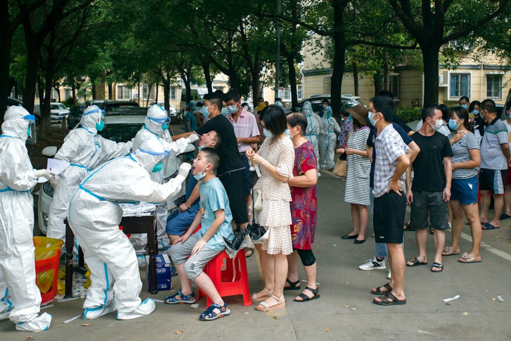 DrJBhattacharya's tweet card. A recent article in the academic journal Science has attracted attention for its detailed modeling of the initial post-emergence of the virus SARS-CoV-2