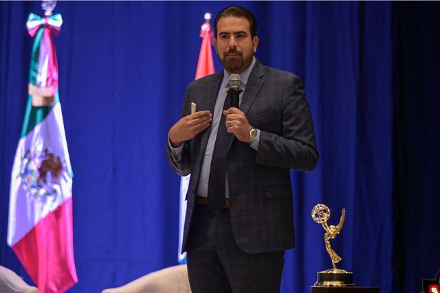 e_consulta's tweet card. “La UDLAP, punto de partida de mi historia profesional”: Corresponsal de Telemundo en Washington D.C.