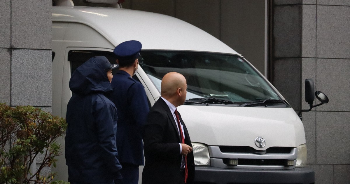 mainichi's tweet card. 　安倍晋三元首相銃撃事件で起訴された山上徹也被告（45）は25日、奈良地裁（田中伸一裁判長）で開かれた裁判員裁判の被告人質問で、事件の動機について証言した。安倍氏と世界平和統一家庭連合（旧統一教会）が関わりを持つことで、教団が問題がない団体とされてしまうことを恐れたとし「非常に悔しく、絶望と危機感が