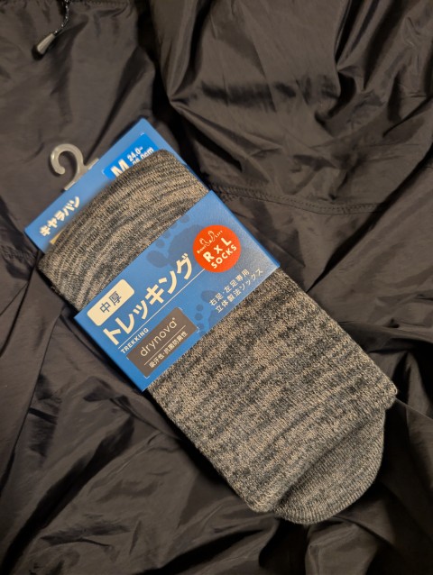 xuonix_com's tweet card. 山を歩くとき、もっとも長い時間を共にするギアは「靴」と「ソックス」だ。どれだけ技術が進んでも、どれだけ軽量化が進んでも、最終的には自分の足と地面をつなぐ布の存在が、登山という行為の質を大きく左右する。 私は長いあいだキャ...