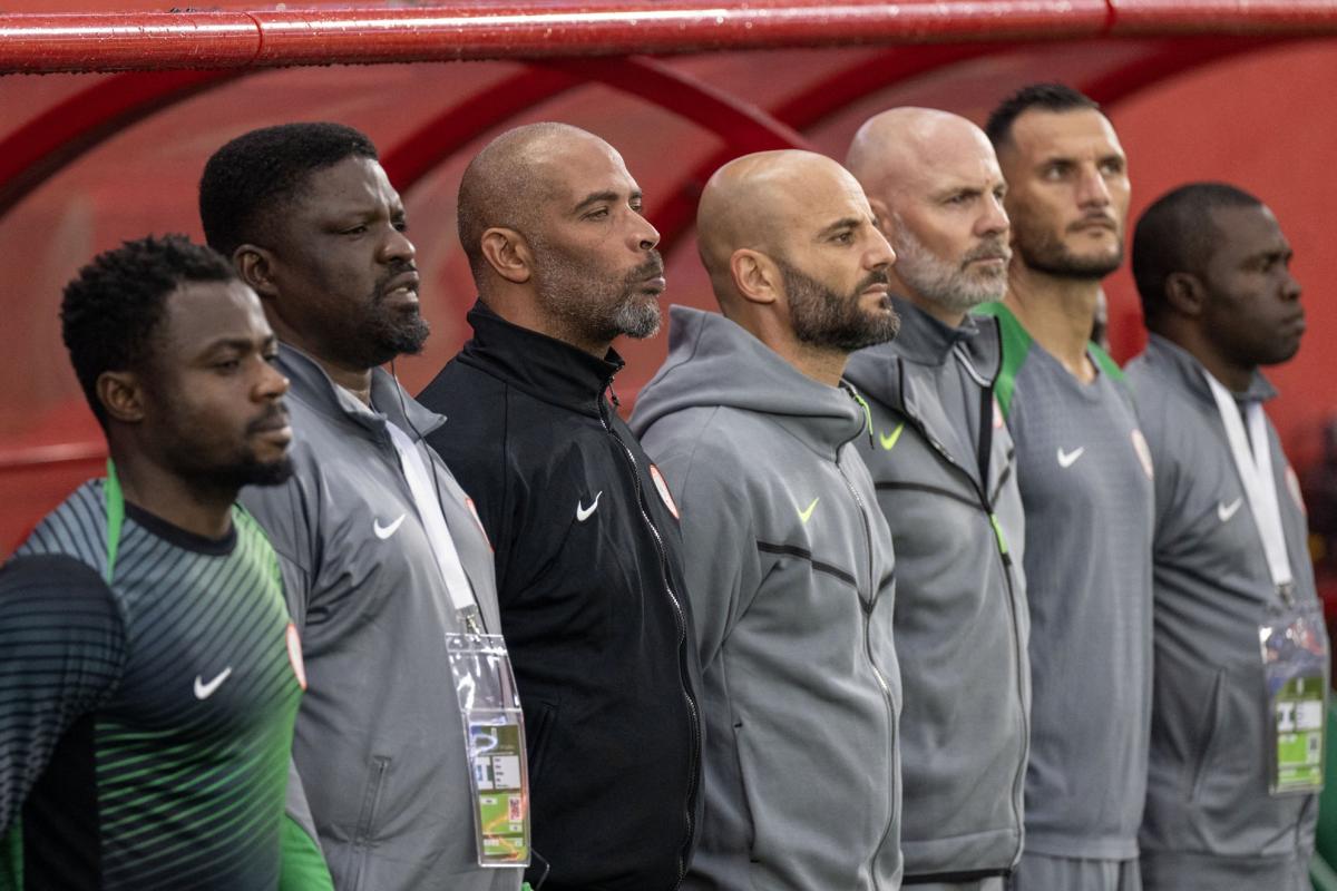 hpenot_lequipe's tweet card. Après la sortie du sélectionneur du Nigeria Éric Chelle, dimanche, sur une supposée pratique du vaudou de la RDC, l'heure était au mea culpa et à l'incompréhension ce lundi, face à des « réalités...