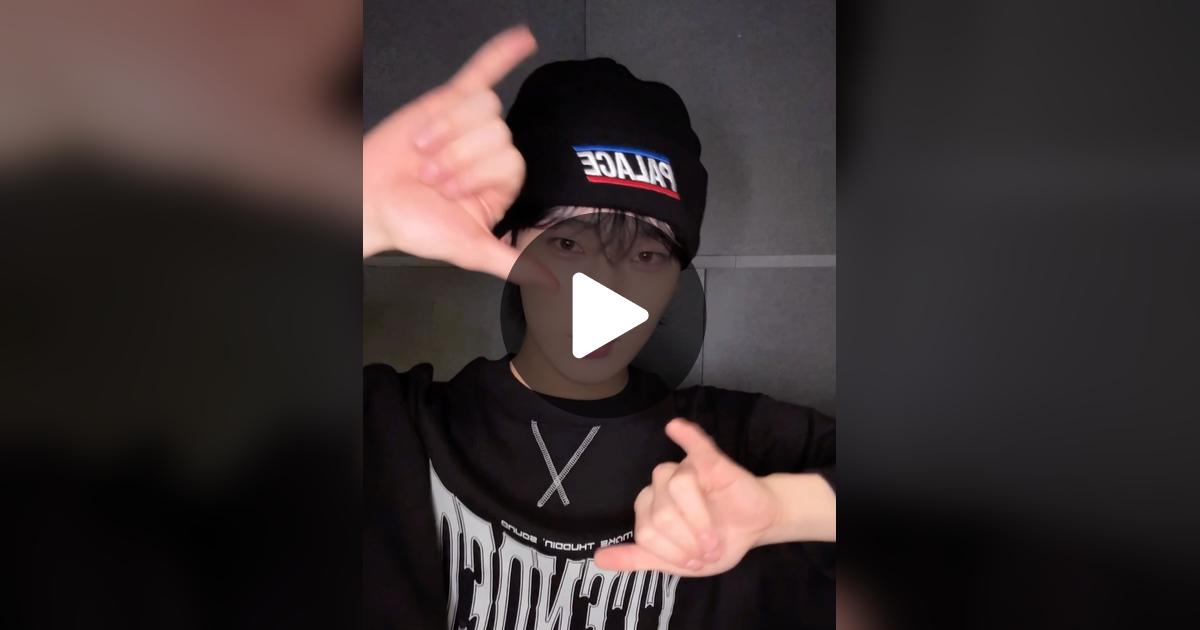 ENHYPEN_members's tweet card. 좋아요 1.5M개, 댓글 34.9K개가 있습니다. "쨘 🤗"