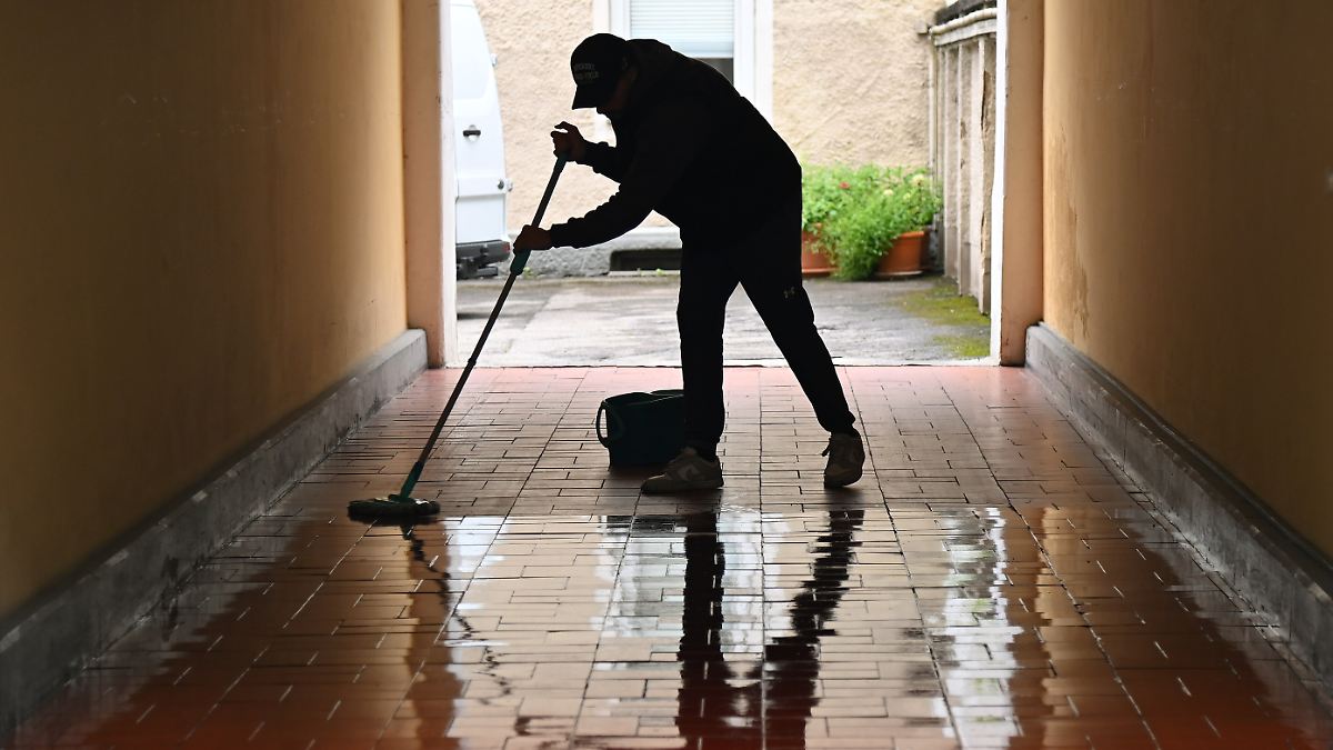 roansub's tweet card. Es klingt erst einmal unbürokratisch: ein Minijob, bei dem man keine Sozialversicherungsbeiträge bezahlen muss. Aus der Union jedoch kommt jetzt Kritik. Wer sein Leben lang im Minijob arbeite,...