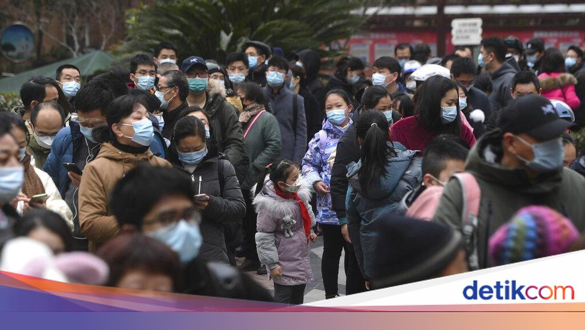 detikcom's tweet card. Kota besar di China termasuk Wuhan lockdown lagi usai kasus COVID-19 kembali naik. Hal yang diduga jadi salah satu penyebabnya adalah perdagangan daging babi.