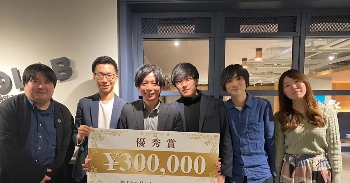 nikkei's tweet card. コンスタントに日本の人口が減る中、政府は既存の人材の能力を開拓し、成長分野へ人の移動を促して日本経済のけん引力にしようと施策を打ち出した。その切り札がリスキリング（学び直し）だ。リスキリング施策は企業のデジタルトランスフォーメーション（DX）の取り組みと相まって、DX人材育成の一環として実施されていることが多い。それ自体は良いことだ。どんどん進めてほしい。ただ、リスキリングの実践を期待される