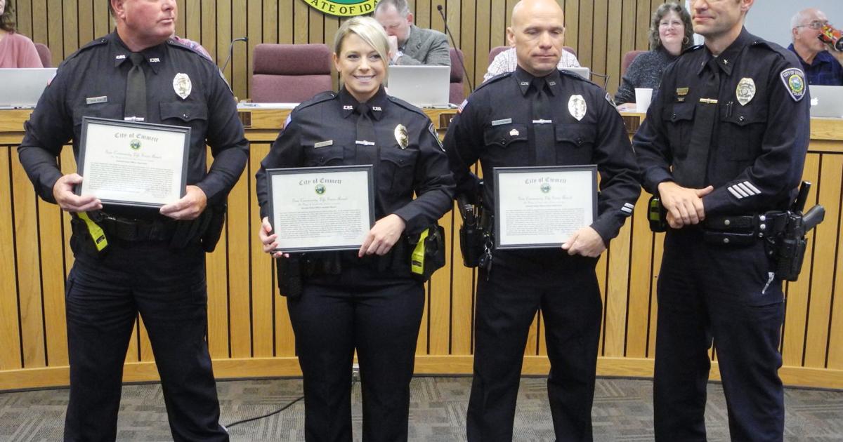 MessengerIndex's tweet card. Three Emmett Police Officers were honored for saving the lives of a local family from a burning home at the Oct. 8 City Council meeting. Officers Ryan Hunt, Brent Leatherman