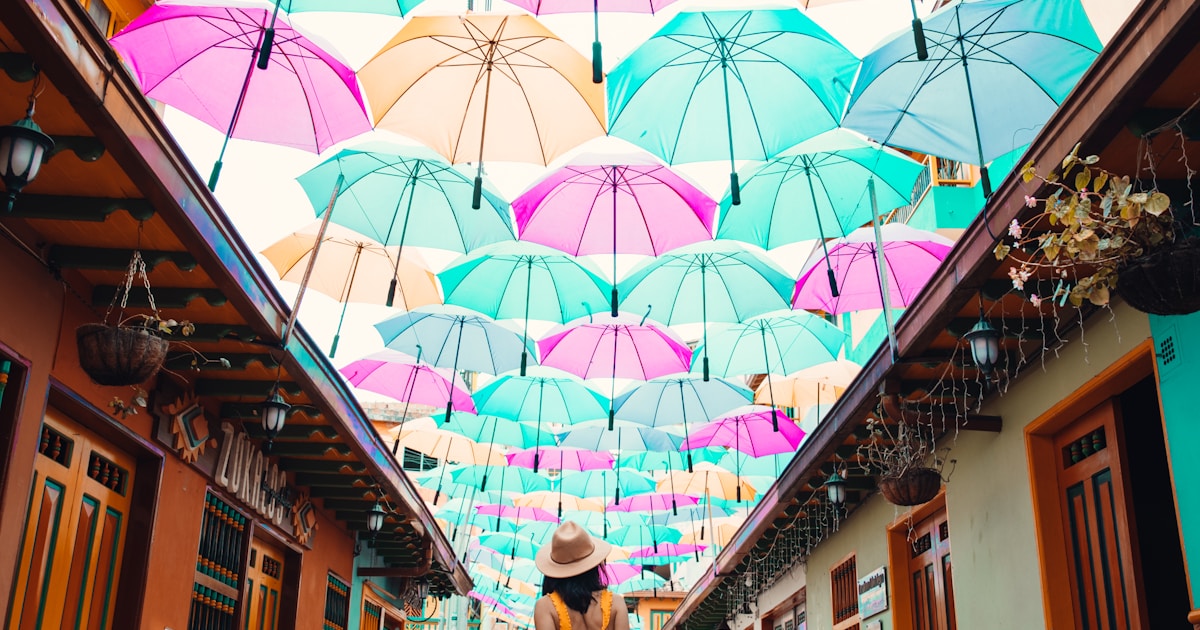 DCryptoshy's tweet card. Binance y Franklin Templeton se unen para tokenizar el mundo financiero tradicional. ¿Wall Street jugando con cripto? Te explicamos esta alianza con humor, sarcasmo y ejemplos simples en CriptoKaizen.