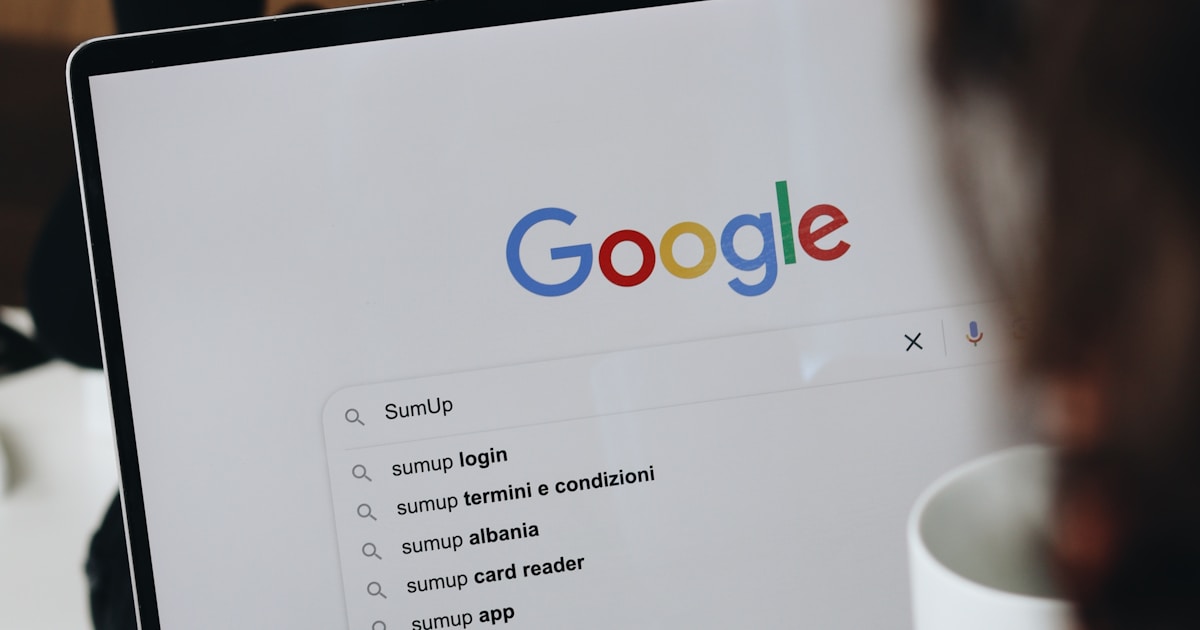 DCryptoshy's tweet card. Google lanza protocolo de pagos con IA y se une a Coinbase para integrar stablecoins. ¿La IA ahora también cobra? Descúbrelo con humor y sarcasmo en CriptoKaizen.