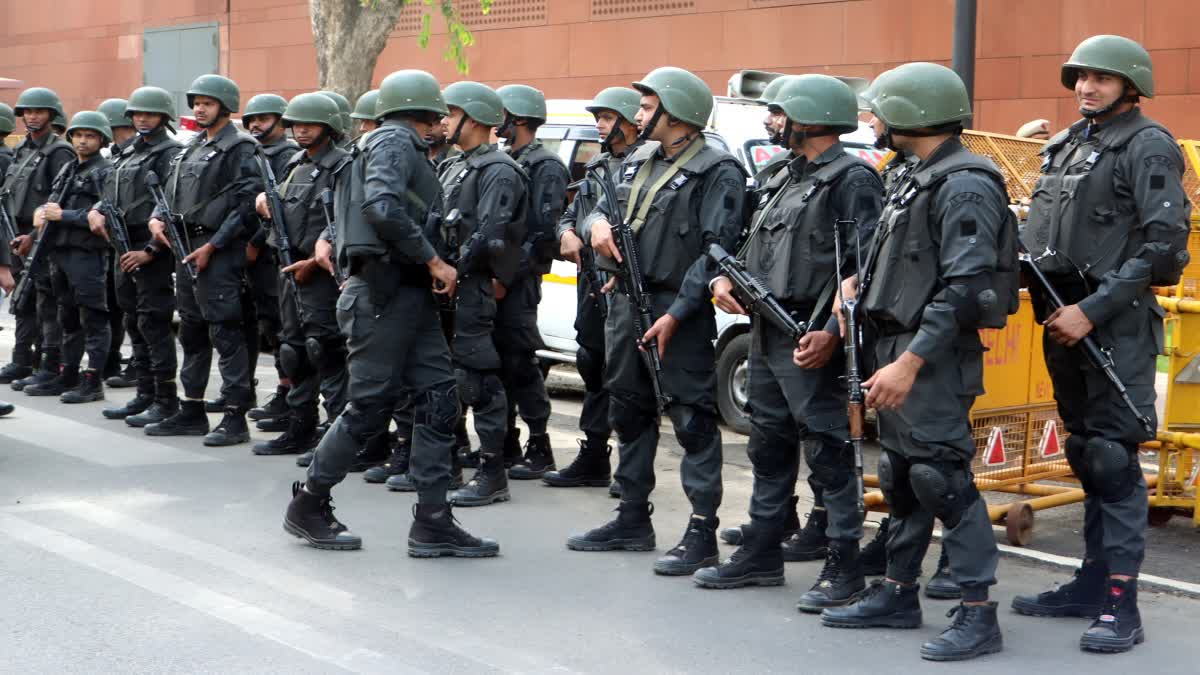 ETVBharatHindi's tweet card. नेशनल सिक्योरिटी गार्ड (NSG) 26/11 मुंबई आतंकी हमलों की 17वीं बरसी पर बुधवार को गेटवे ऑफ इंडिया पर एक इवेंट करेगा.