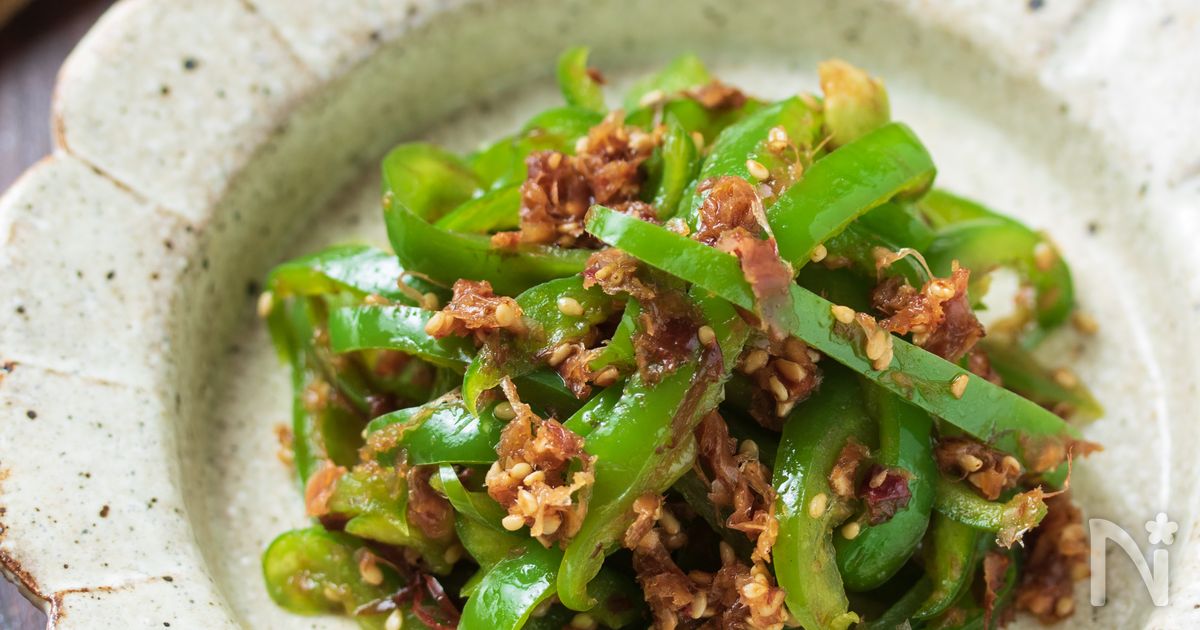 pccm_msc's tweet card. 作り置きやお弁当に最適！食材ひとつ！レンジで作る、やみつきピーマン♡ 作り方は、めちゃめちゃ簡単で、細切りにしたピーマンをレンジでチンし、あとは、かつお節・ごま・しょうゆ・砂糖を絡めるだけ