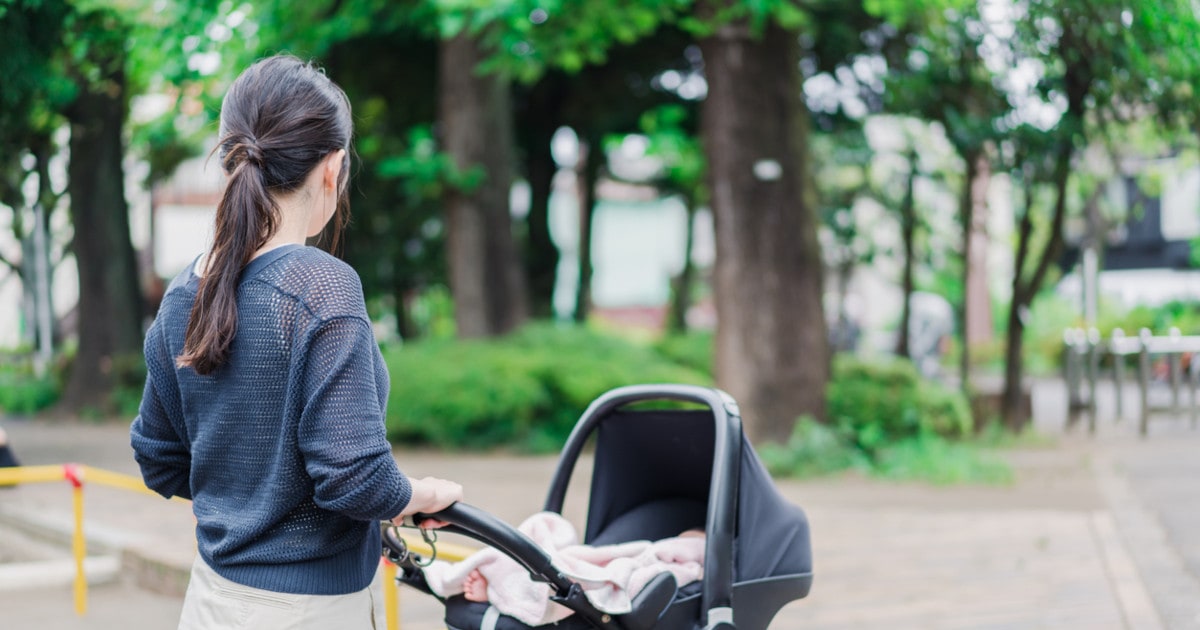 pccm_msc's tweet card. アメリカにわたって現在ボストン大学にて感染症疫学者として活躍する塩田佳代子さんは、内田舞さんとの共著『仕事をしながら母になる』（KADOKAWA）の中で「クオータ制」のような女性限定枠は必要ないと思っていたことを語っている。塩田さんは子宮外妊娠で緊急手術をしなければならなかった直後に、日本に帰って採用面接を受ける予定があった。妊娠や出産は、思い通りになるものではなく、命がけのこと。しかし「女...