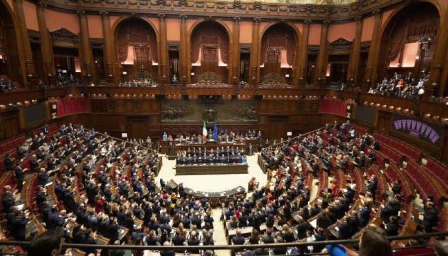 quotidianoweb1's tweet card. Oltre destra e sinistra: un’analisi critica della politica moderna e della necessità di riscoprire l’arte della regalità