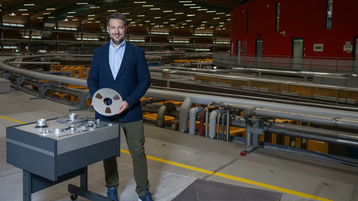 psich_en's tweet card. SLS plays the King of the Blues – B.B. King! In collaboration with the Montreux Jazz Digital Project, historic audio tapes are being digitised at PSI.