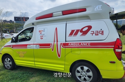 t_ransborder's tweet card. 제주에서 쿠팡 협력업체 소속 30대 택배기사가 새벽 시간대 전신주를 들이받는 교통사고로 사망했다. 11일 제주동부경찰서와 제주도소방안전본부 등에 따르면 지난 10일 오전 2시9분쯤 제주시 오라2동의 한 도로에서 30대 택배기사 A씨가 몰던 1t 트럭이 전신주와 충돌했다. 출동한 소방당국이 운전석에 끼여 있던 A씨를 구조해 병원으로 옮겼으나 같은 날 오...