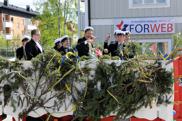 morgangrip's tweet card. Lyckan över att ta studenten är svår att missa när studenttåget passerar kontoret :-) #studentsveg #forweb