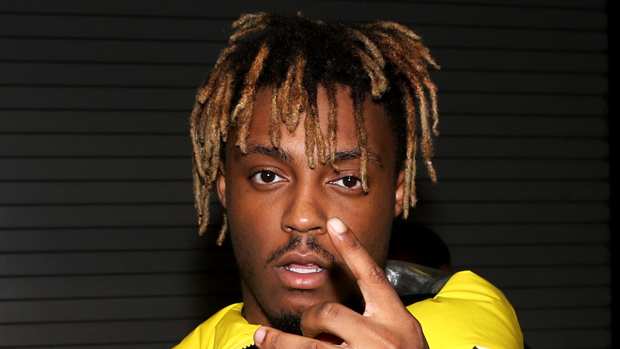 TMZ's tweet card. Rapper Juice Wrld is dead after suffering a seizure in Chicago's Midway airport.
