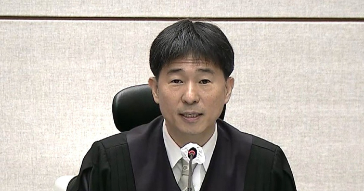 President___1's tweet card. 더불어민주당은 11일 법원이 윤석열 전 대통령의 내란 혐의 사건을 두고 ‘무작위 전산 배당’이 아닌 ‘지정 배당’ 방식으로 진행한 정황이 드러났다고 밝혔다. 민주당 ‘사법불신 극복 및 사법행정 정상화 태스크포스(TF)’ 단장인 전현희 의원은 이날 유튜브 방송에서 “처음부터 조희대 대법원장이 지귀연 재판부로 사건을 배당했고 윤석열을 구속기소 한 정황이 의심된