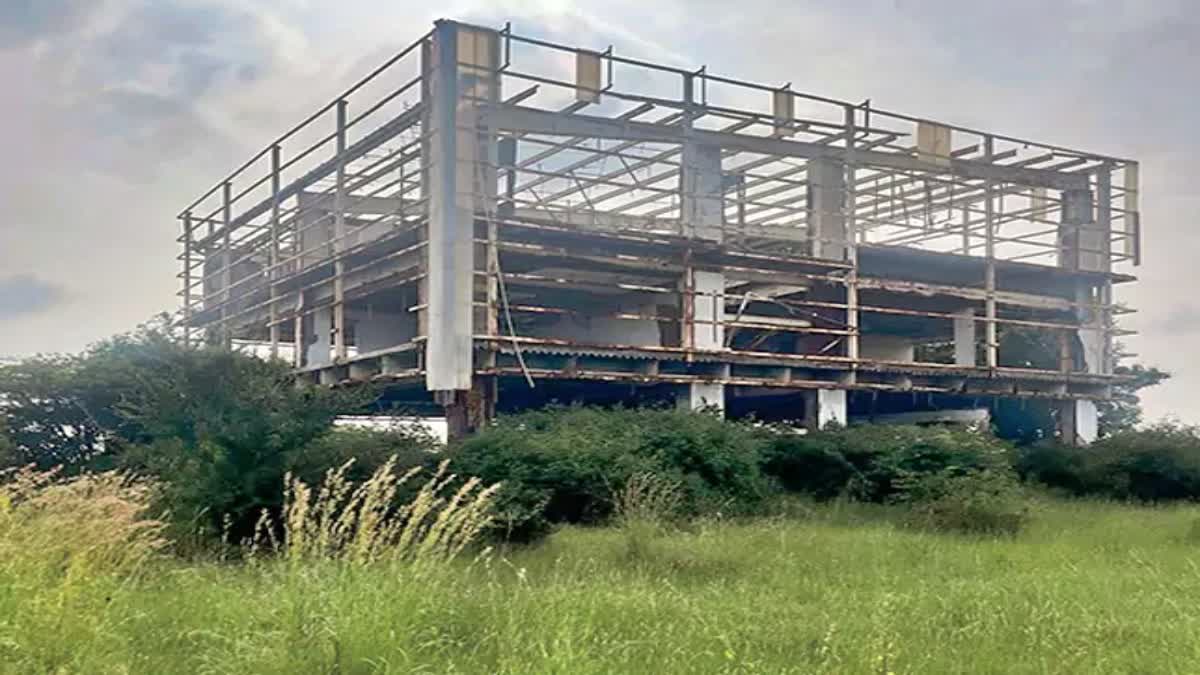 ETVBharatAP's tweet card. కర్ణాటక వెళ్లి కూలి పనులు చేస్తున్న అన్నదాతలు - వైఎస్‌ హయాంలో దుర్మార్గంగా చేపట్టిన భూసేకరణే కారణం - ఇప్పటికీ అనేక మందికి అందని పరిహారం