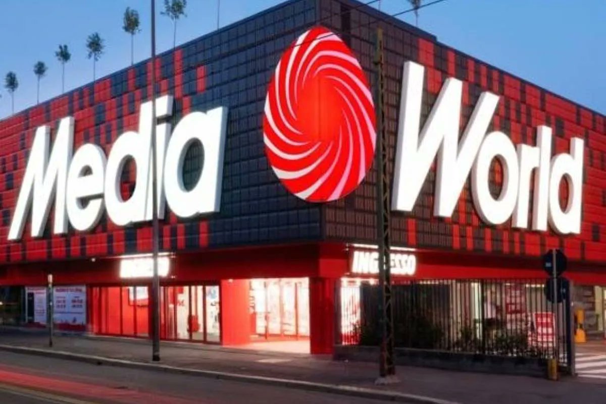 elmundoes's tweet card. Un error en la página web de MediaWorld, así es como se llama MediaMarkt en Italia, llevó a que varios iPad Air M3 de 13 pulgadas se vendieran por 15 euros en lugar de los...