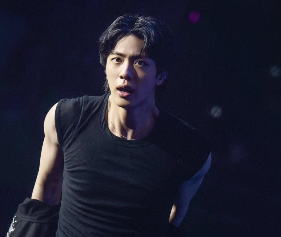 starnewskorea's tweet card. 방탄소년단(BTS) 진이 또다시 K팝 솔로 아티스트 빌보드 신기록을 썼다. 빌보드 톱 박스스코어(Billboard Top Boxscores)에 따르면 지난 7월 12-13일 일본 오사카 교세라 돔에서 열린 진의 '달