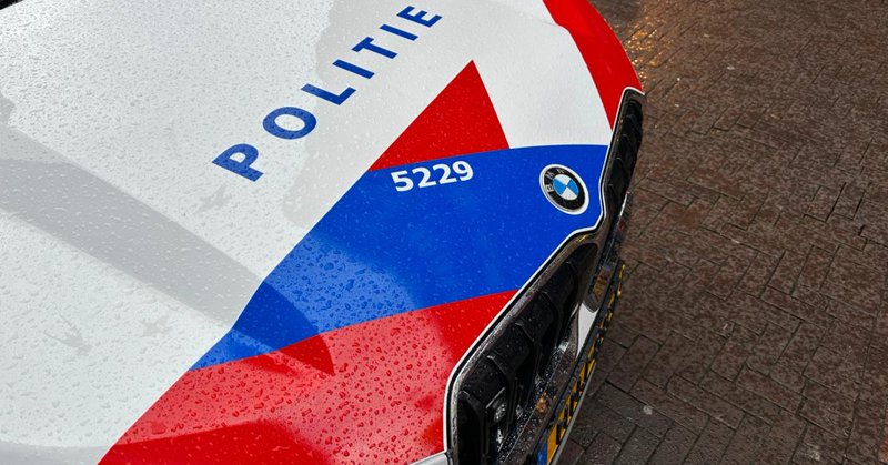 Auto en hoogwerker uitgebrand in Den Helder; Flinke schade na botsing op A4 bij Weteringbrug