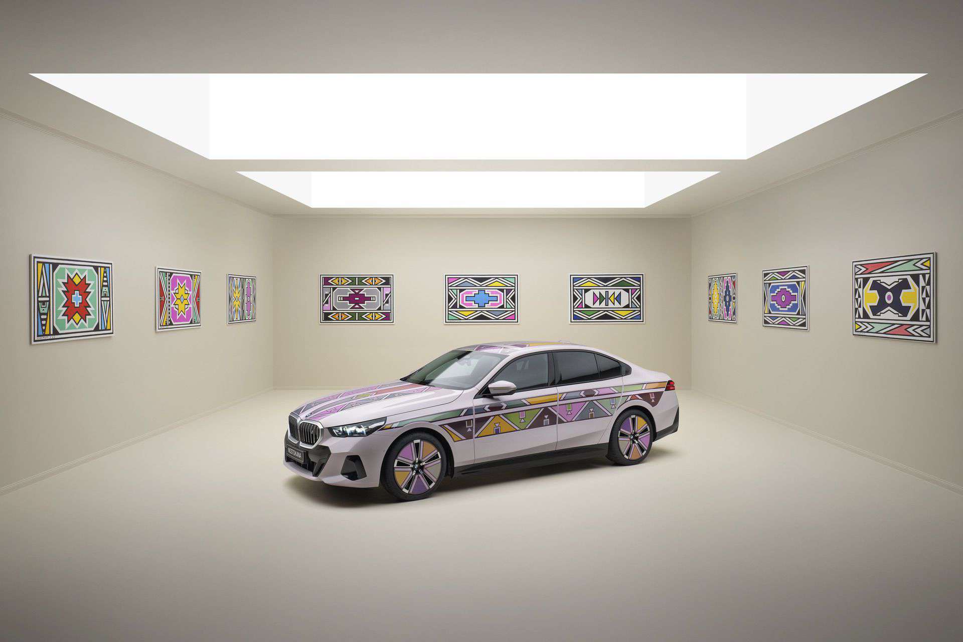 bmwblog's tweet card. This one-of-a-kind electric BMW 5 Series Sedan with color-changing E Ink tech takes after the 1991 5 Series 525i Art Car by Esther Mahlangu.