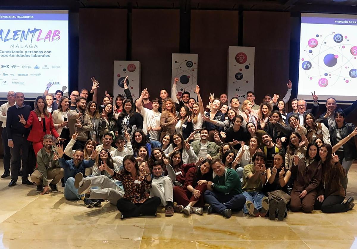 DiarioSUR's tweet card. Los jóvenes que participan en el proyecto formativo de SUR y Betancourt reciben claves para mejorar su empleabilidad