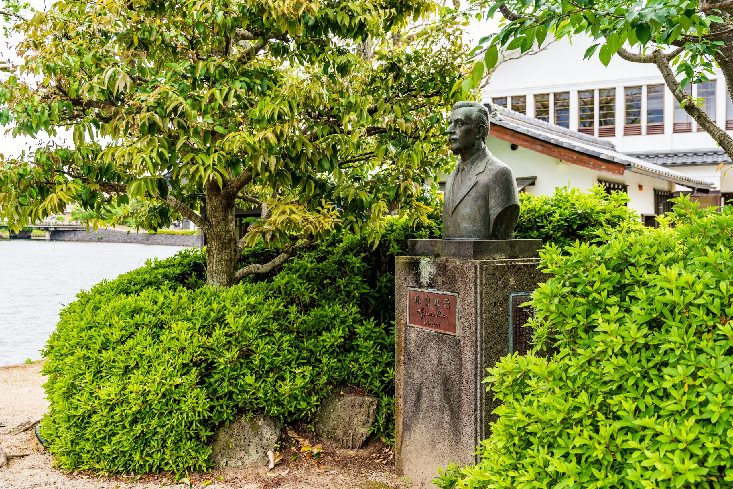 PolyglotsNet's tweet card. 連続テレビ小説『ばけばけ』で、いま注目を集めるラフカディオ・ハーン（Lafcadio Hearn）。日本へ帰化し、「小泉八雲」として『怪談』をはじめとする約30の著作を遺したハーンが、妻セツとの意思疎通のために用いたのが「ヘルンさん言葉」という独特の言葉でした。それはいったいどのようなものだったのでしょうか？