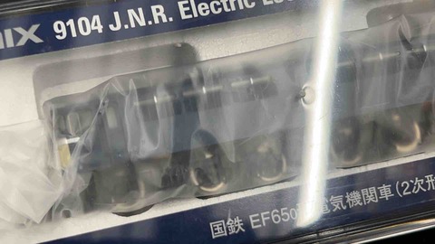 Kankitsu_Model's tweet card. 先日の仕事帰り、ホビーオフに寄り道したところ以前より気になっていた製品が中古とはいえ破格で販売されていました。TOMIX 9104 国鉄 EF65-0形電気機関車（2次形）​ (クリックでTOMIX公式ページ)平たく言うと国鉄仕様のロクゴです。側面はJRマークなし、全箇所白Hゴム、
