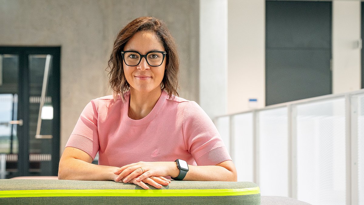 TU_Muenchen's tweet card. Prof. Berna Özkale Edelmann works in her laboratory at the Technical University of Munich on transforming stem cells into specialised body cells.