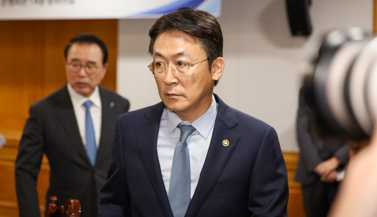 hankyungmedia's tweet card. "빚투도 투자다"…코스피 5000 앞두고 금융당국도 입장 선회, 권대영 금융위원회 부위원장, "코스피 5000... 당연히 가능하다" "부동산·예금·주식 10년 수익률 중 주식이 가장 수익률 높아" "배당 높고 기업가치 놓은 가치주 중심으로 투자해야"