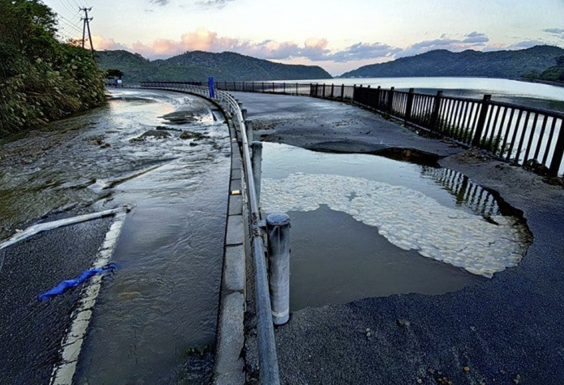 Rapt_plusalpha's tweet card. 24日午前3時ごろ、沖縄本島北部の水道管が破損し、計19万以上の世帯が断水となりました。 沖縄本島約37万世帯…