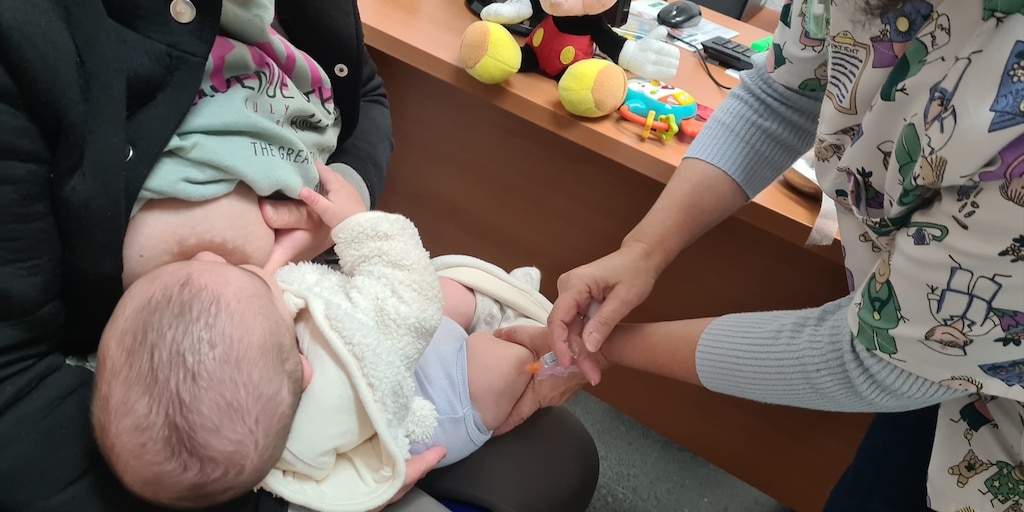 SEIMC_'s tweet card. Desde el 1 de enero hasta este martes 2 de abril se han detectado 566 casos, por nueve en el mismo periodo de 2023. Sanidad reconoce la situación epidémica y que debe abastecerse ante la posible...