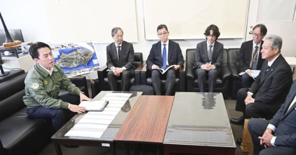 pioneertaku84's tweet card. 小泉進次郎防衛相は23日、日本最西端の沖縄県与那国町を訪問し、上地常夫町長と面会した。海洋進出を強め...