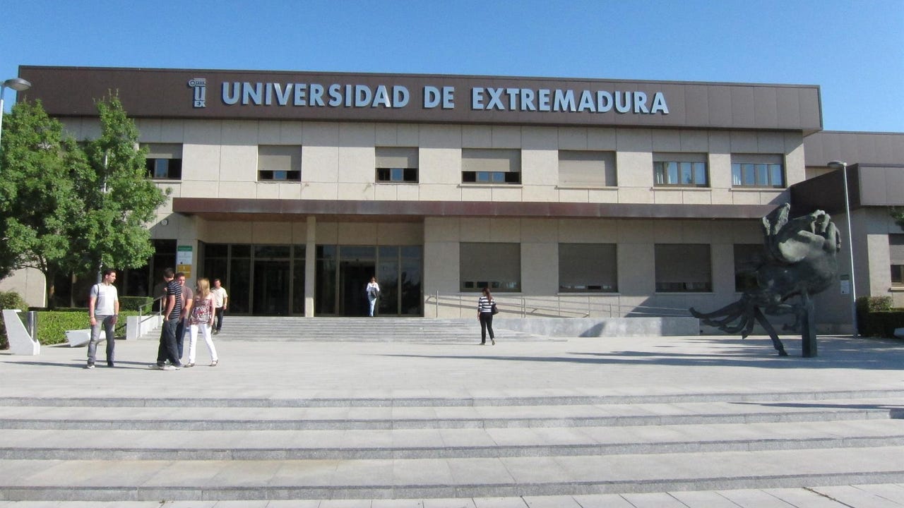 CUMe_UEx's tweet card. En las cuatro variables, el peso relativo de la UEx oscila entre el 1,3% y el 1,5% del total de las universidades presenciales de España.