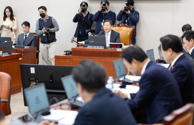 best181p's tweet card. 여야가 반도체 업계에 주52시간제 적용을 그대로 유지하는 반도체특별법 제정안에 합의한 것으로 확인됐다. 한국의 대표 첨단산업인 반도체 업계를 지원한다는 특별법의 취지가 무색하게 업계의 가장 큰 요구였던 ‘주52시간