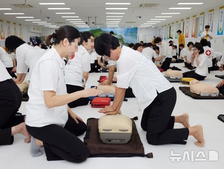 godqhr9605's tweet card. 신천지예수교 증거장막성전 마태지파는 신천지 인천교회에서 CPR 교육을 실시했다고 11일 밝혔다. 이번 교육에는 성도 250여 명이 참여했다. 전문의료인 22명이 조교로 나서 가슴 압박용 애니(32개), 실습용 AED