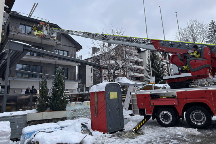 polizeitickerch's tweet card. In Oberiberg ist am Dienstagmorgen ein 43-jähriger Bauarbeiter im Balkonbereich eines mehrstöckigen Hauses abgestürzt. Er verletzte sich am Rücken und musste mit dem Hubretter geborgen werden.