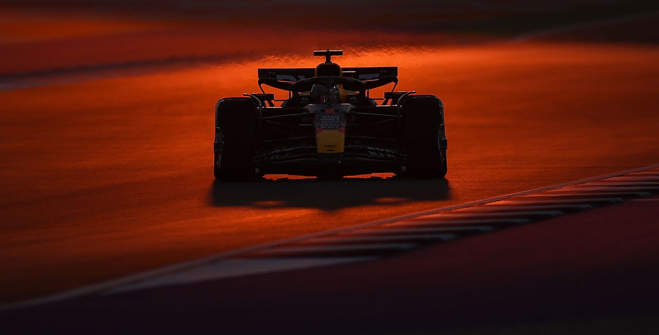 Formule1's tweet card. De GP van Qatar is een berucht evenement, mede dankzij de extreme hitte - check hier het weerbericht voor de aankomende editie.