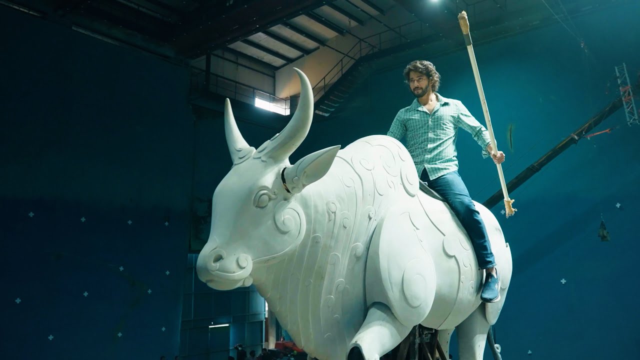 VaranasiMovie's tweet card. Mahesh Babu Intro - Behind The Scenes | #GlobeTrotter Event |...